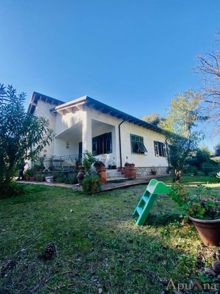 4 bedrooms Villa in Massa, Italy No. 215066