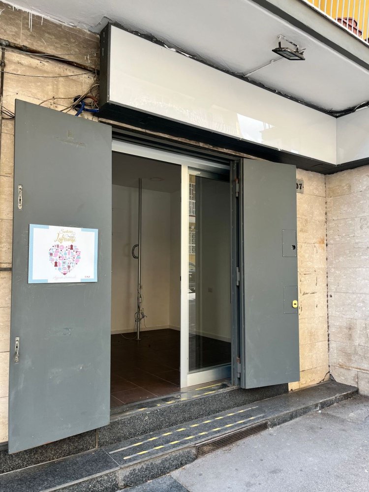 14m² Commercial property in Naples, Italy No. 389501