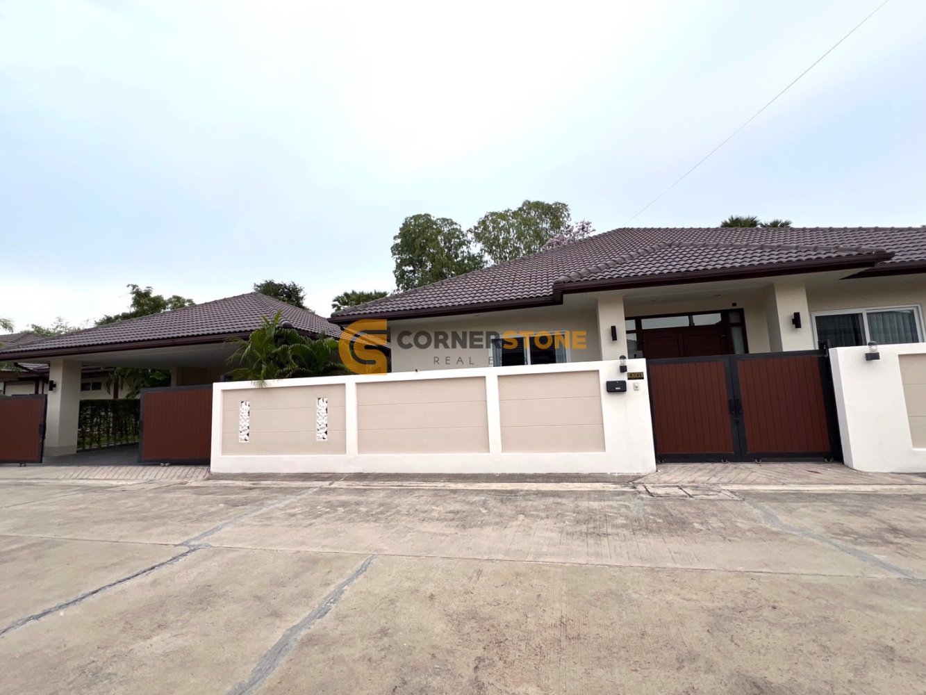 294.74m² House in Bang Lamung, Thailand No. 27422