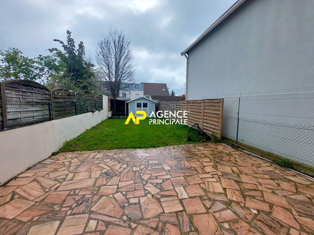 Casa de 3 dormitorios en Bezons, France No. 182061