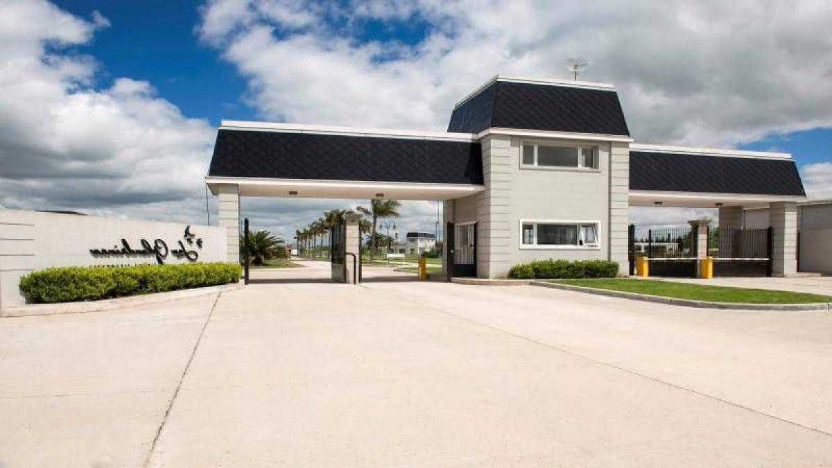 5 bedrooms House in Berazategui, Argentina No. 18475