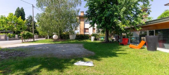 886m² Commercial property in Pordenone, Italy No. 316342 2