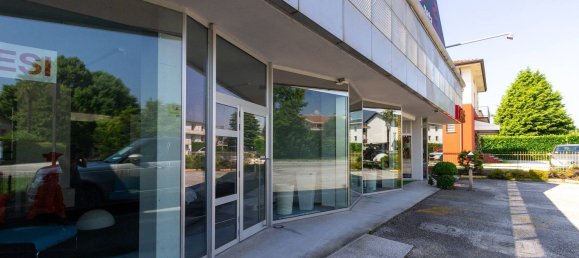 886m² Commercial property in Pordenone, Italy No. 316342 3