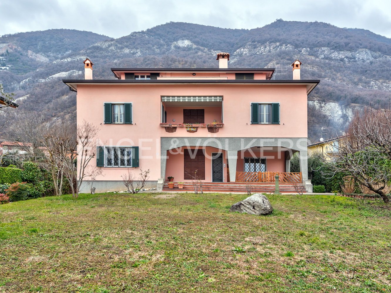 Apartamento de 3 dormitorios en Suello, Italy No. 127861