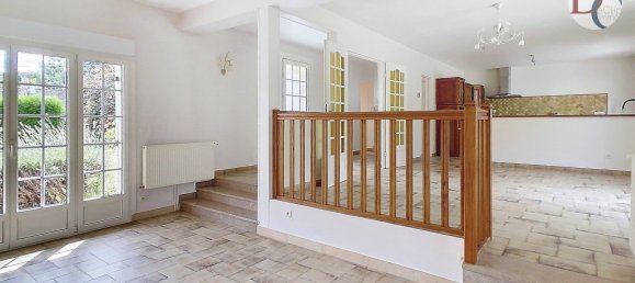 4 bedrooms House in Cinqueux, France No. 241863 2