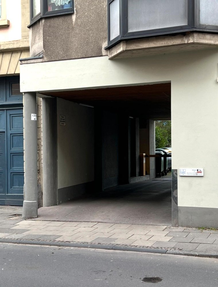  موقف سيارات في Cologne, Germany رقم 311167