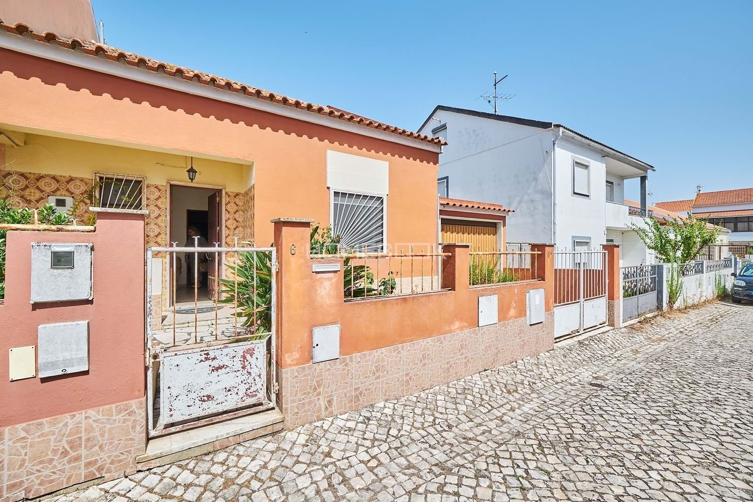 2 bedrooms House in Almada, Portugal No. 230548