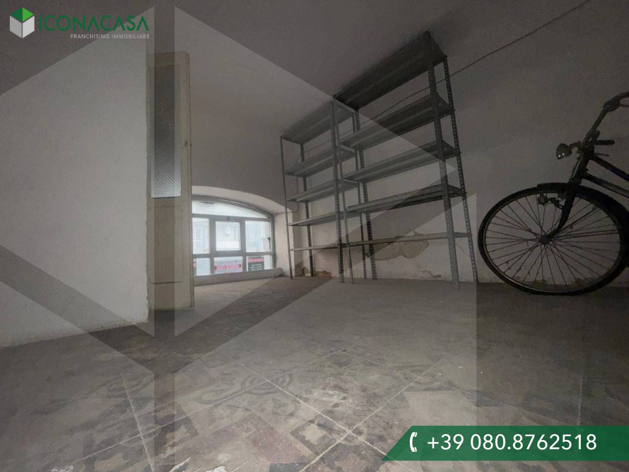 Almacén de 1 habitación en Bari, Italy No. 23244