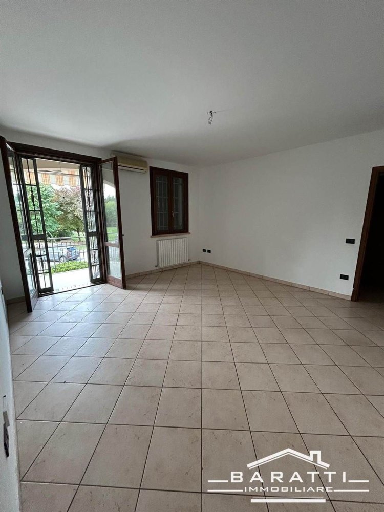 6-salle Appartement à Suzzara, Italy No. 275372