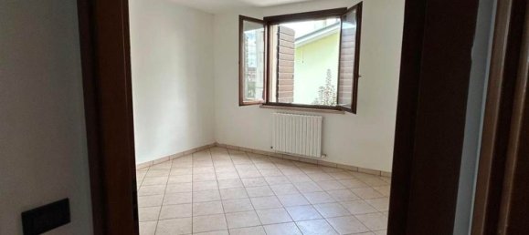 6-salle Appartement à Suzzara, Italy No. 275372 3