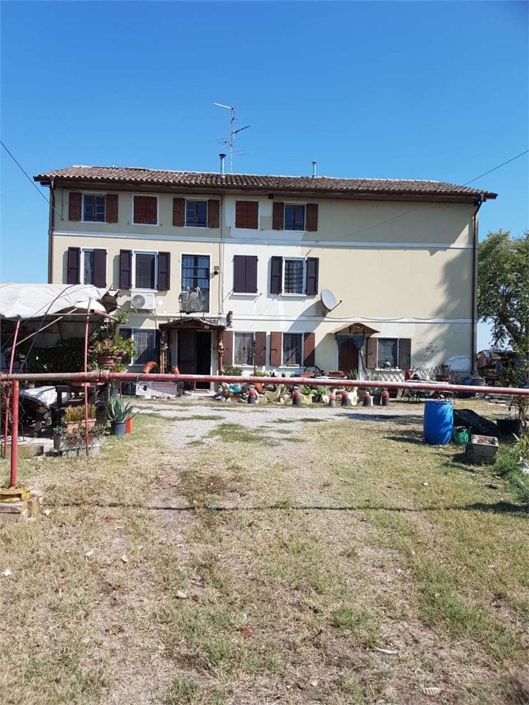 9 rooms House in Bagnolo in Piano, Italy No. 85099
