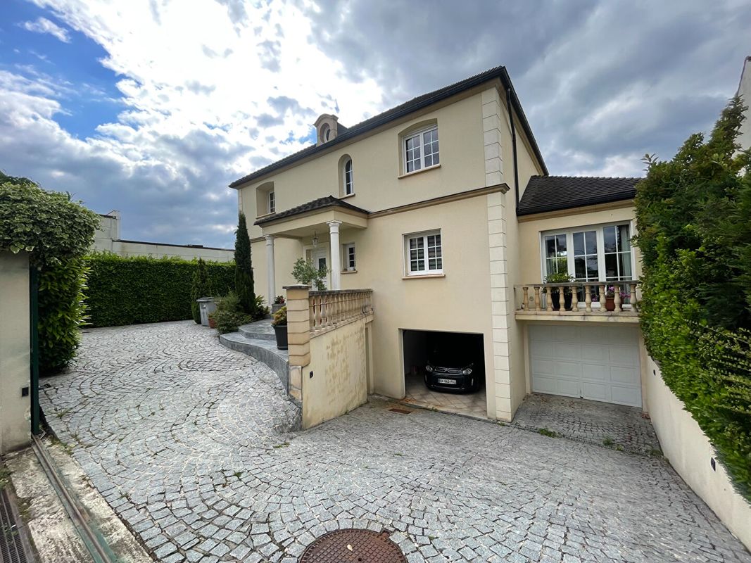 5 bedrooms House in Montesson, France No. 122860