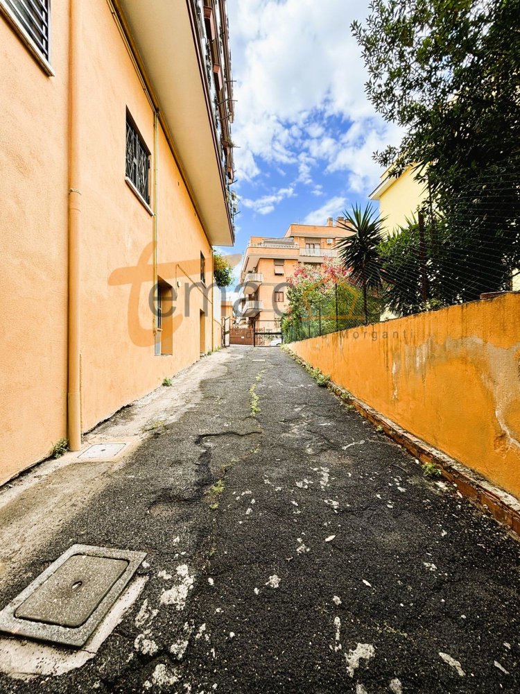 16m² Garage in Rome, Italy No. 198697