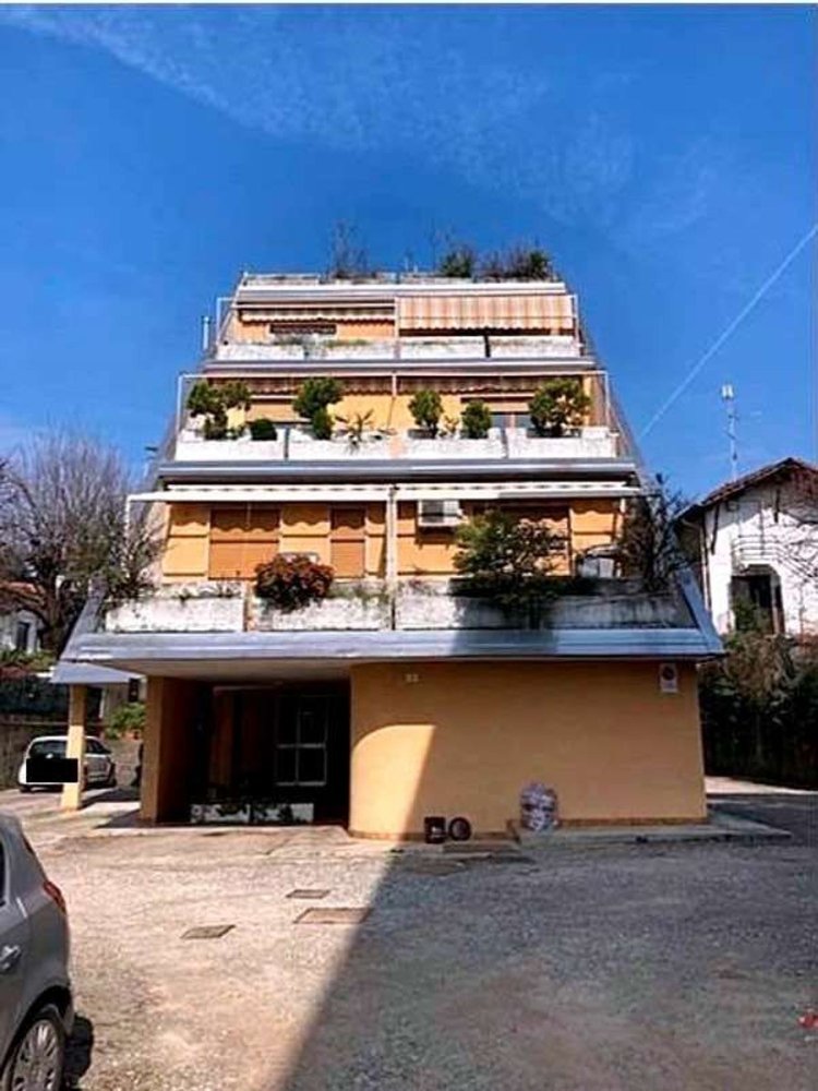 5 rooms Apartment in Cassano Magnago, Italy No. 1673