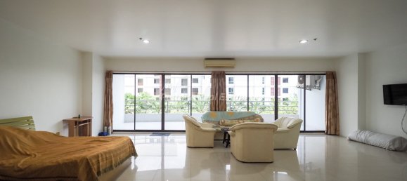 Studio in the Condo in Pattaya, Thailand No. 19013 8