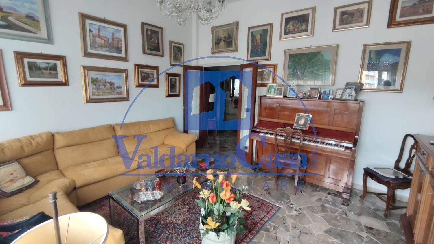 5 rooms Apartment in Florence, Italy No. 269411