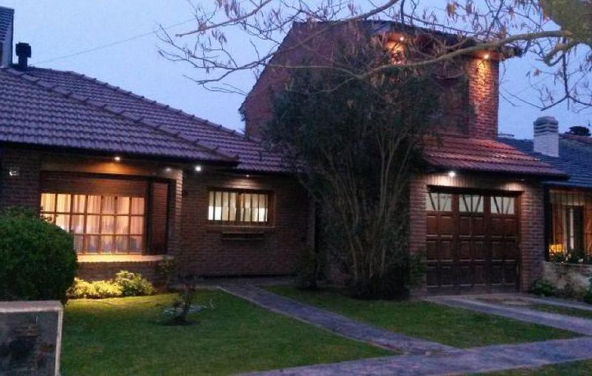 Casa de 3 dormitorios en Mar del Plata, Argentina No. 65141