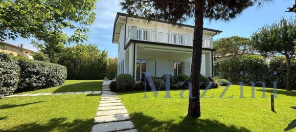 11 rooms Villa in Forte dei Marmi, Italy No. 304287 3
