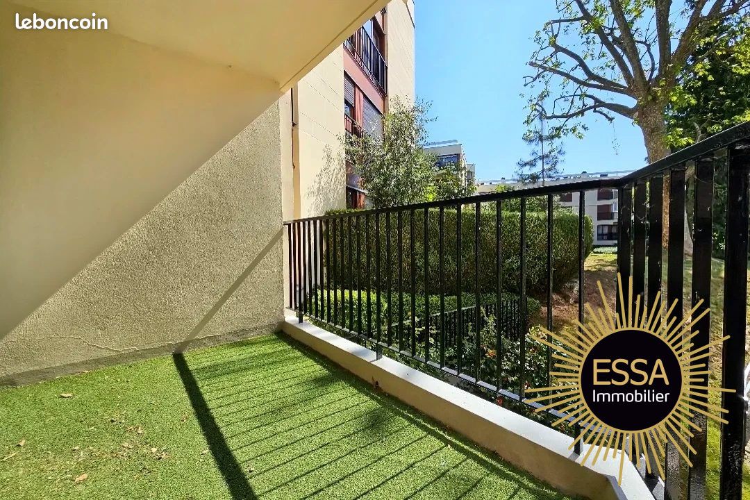 Apartamento de 3 dormitorios en Yvelines, France No. 325460