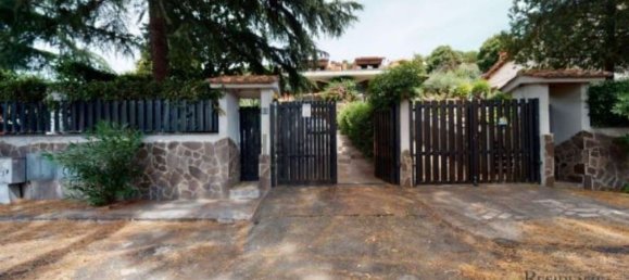 3 bedrooms Villa in Guidonia Montecelio, Italy No. 372231 2