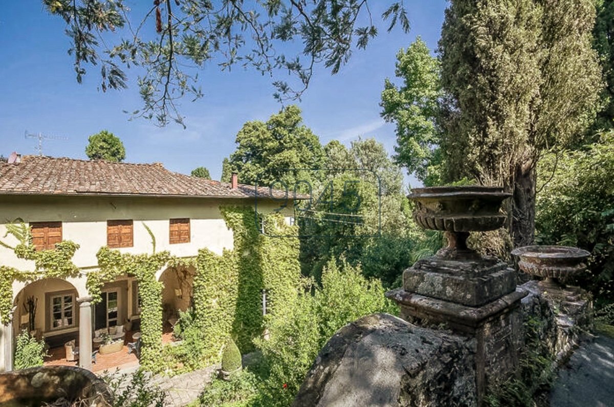 5 bedrooms Villa in Lucca, Italy No. 404418