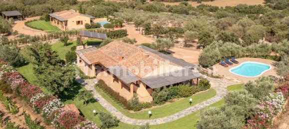 Villa de 4 dormitorios en Olbia, Italy No. 58726 2