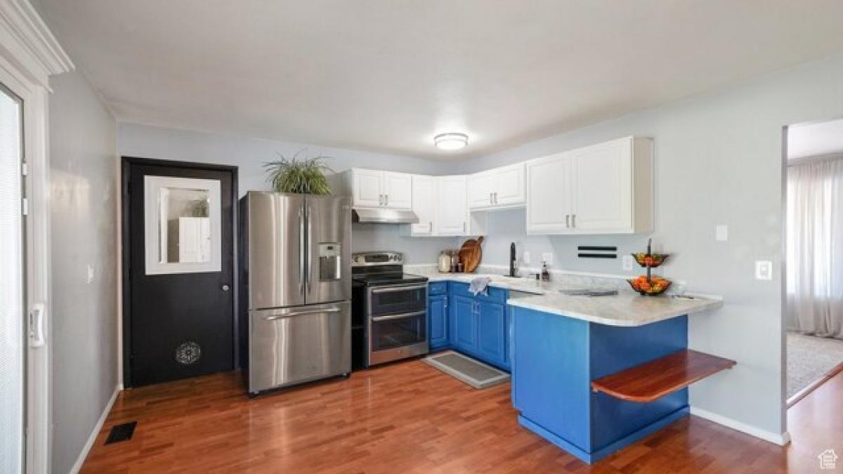 Дом с 5 спальнями в Уэст-Валли-Сити, США № 380108