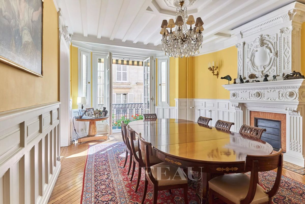 4 bedrooms Apartment in Paris, France No. 108134