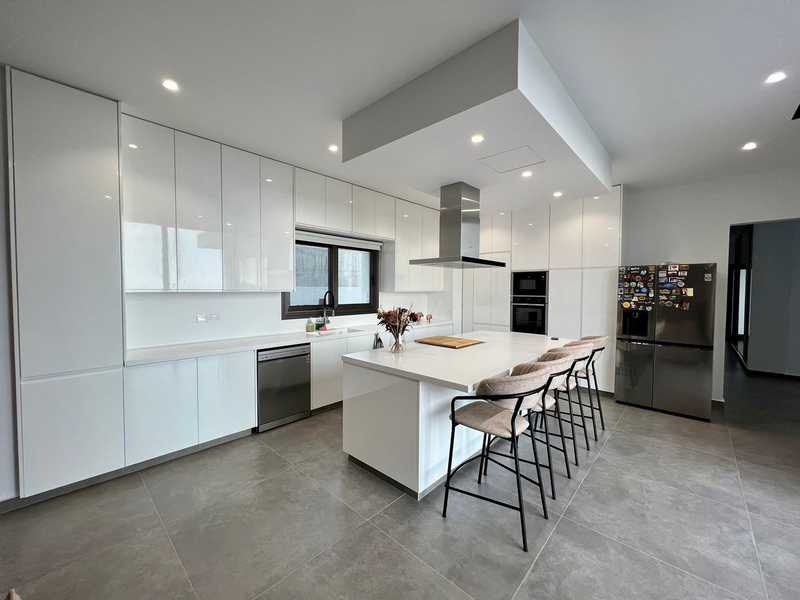 4 bedrooms Villa in Germasogeia, Cyprus No. 10853