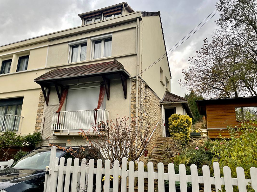 Casa de 4 dormitorios en Montmorency, France No. 169698