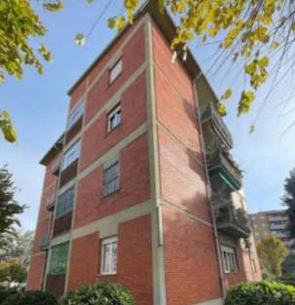 5 rooms Apartment in Monza, Italy No. 307640