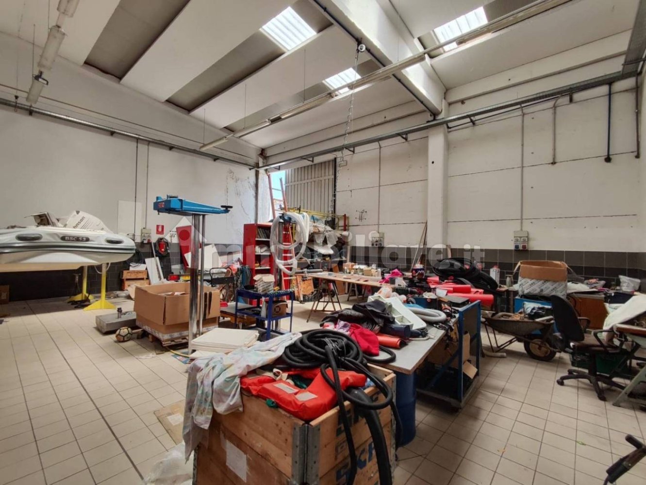 Entrepôt à Cagliari, Italy 380m² No. 308786