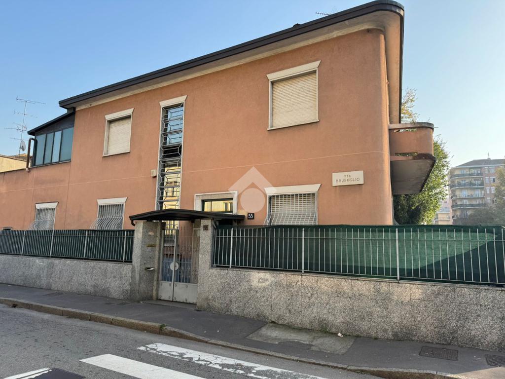 15 rooms Building in Milan, Italy No. 243312