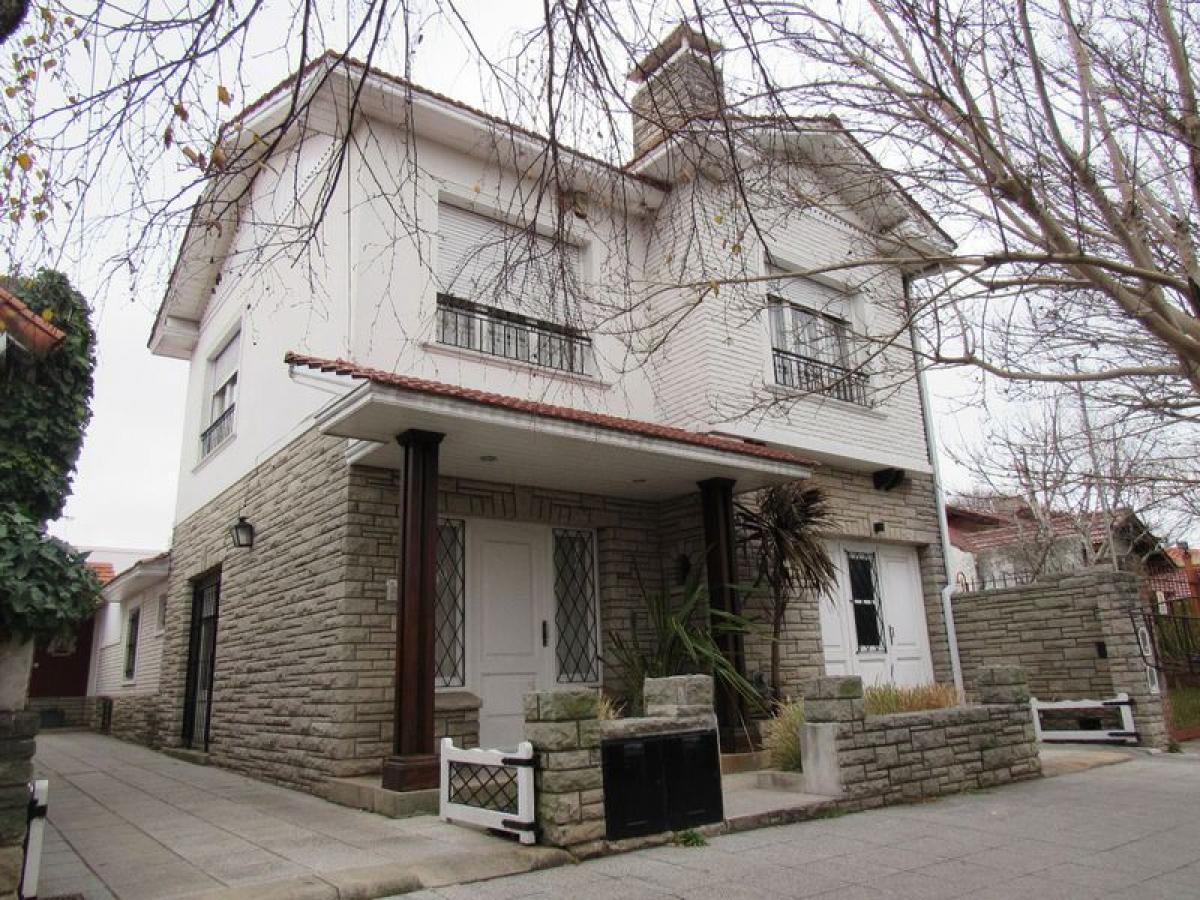 4 bedrooms House in Mar del Plata, Argentina No. 95915