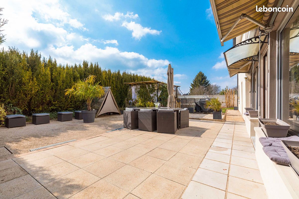 Casa de 3 dormitorios en Saint-Julien, France No. 205012