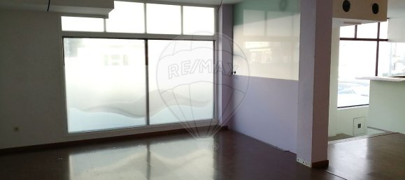 304m² Commercial property in Viseu, Portugal No. 39676 7