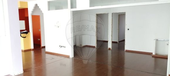 304m² Commercial property in Viseu, Portugal No. 39676 3