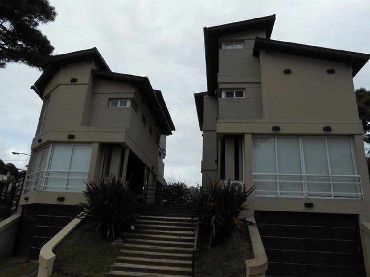 3 bedrooms House in Mar del Plata, Argentina No. 92665