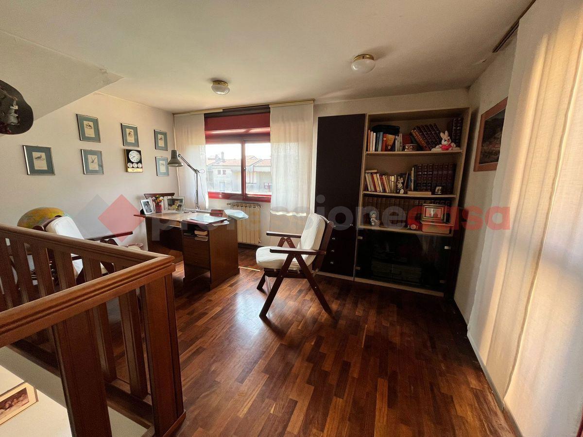 8 rooms House in Arezzo, Italy No. 37669