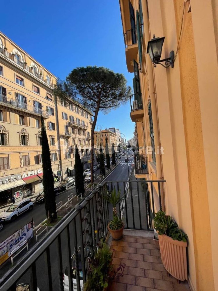 3 bedrooms Apartment in Rome, Italy No. 251543