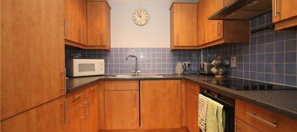 2 Schlafzimmer Wohnung in Surrey, United Kingdom, Nr. 8605 2