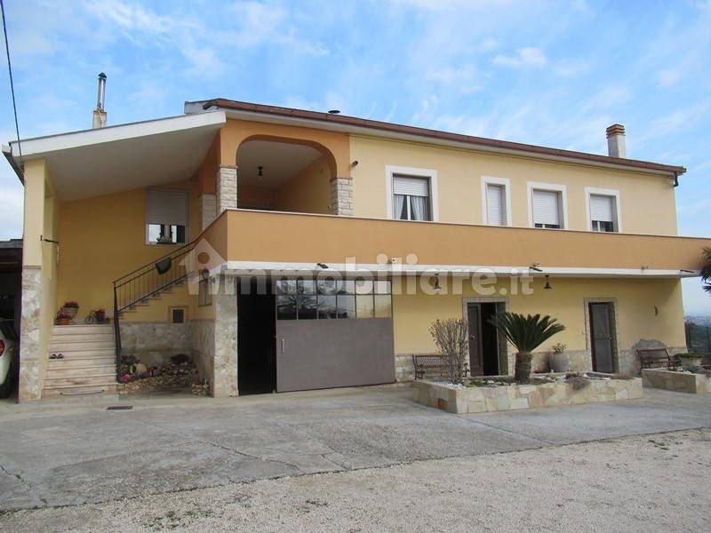4 bedrooms Villa in Spoltore, Italy No. 89694