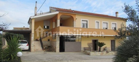 4 bedrooms Villa in Spoltore, Italy No. 89694 2