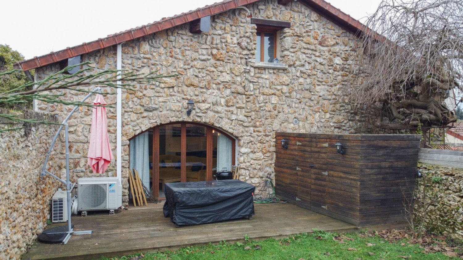 2 bedrooms House in Montfort-l'Amaury, France No. 164764
