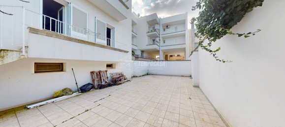 Квартира с 3 комнатами в Lizzanello, Италия № 171948 31