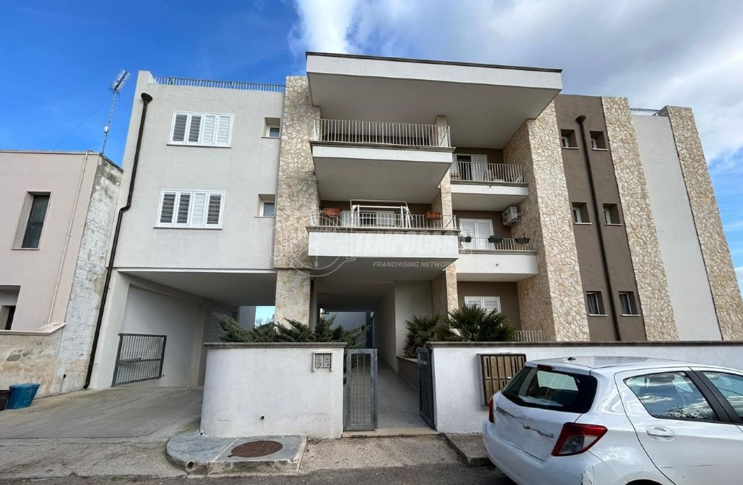 Квартира с 3 комнатами в Lizzanello, Италия № 171948