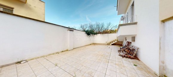 Квартира с 3 комнатами в Lizzanello, Италия № 171948 32