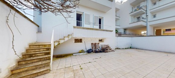 Квартира с 3 комнатами в Lizzanello, Италия № 171948 3