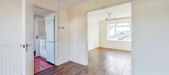 3 bedrooms House in Crawley, United Kingdom No. 6269 12