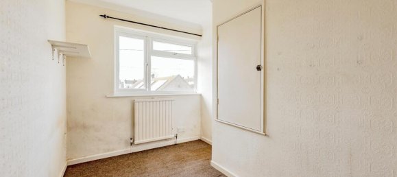 3 bedrooms House in Crawley, United Kingdom No. 6269 9